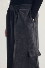 Carica l'immagine nel visualizzatore di Gallery, Pantalone con tasconi
