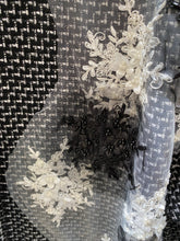 Carica l&#39;immagine nel visualizzatore di Gallery, Cappotto con dettagli in paillettes
