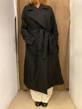 Carica l'immagine nel visualizzatore di Gallery, Cappotto stropicciato
