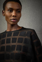 Carica l&#39;immagine nel visualizzatore di Gallery, Maglia con motivi a quadrati
