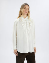 Carica l&#39;immagine nel visualizzatore di Gallery, Camicia con applicazioni floreali
