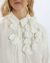 Carica l&#39;immagine nel visualizzatore di Gallery, Camicia con applicazioni floreali
